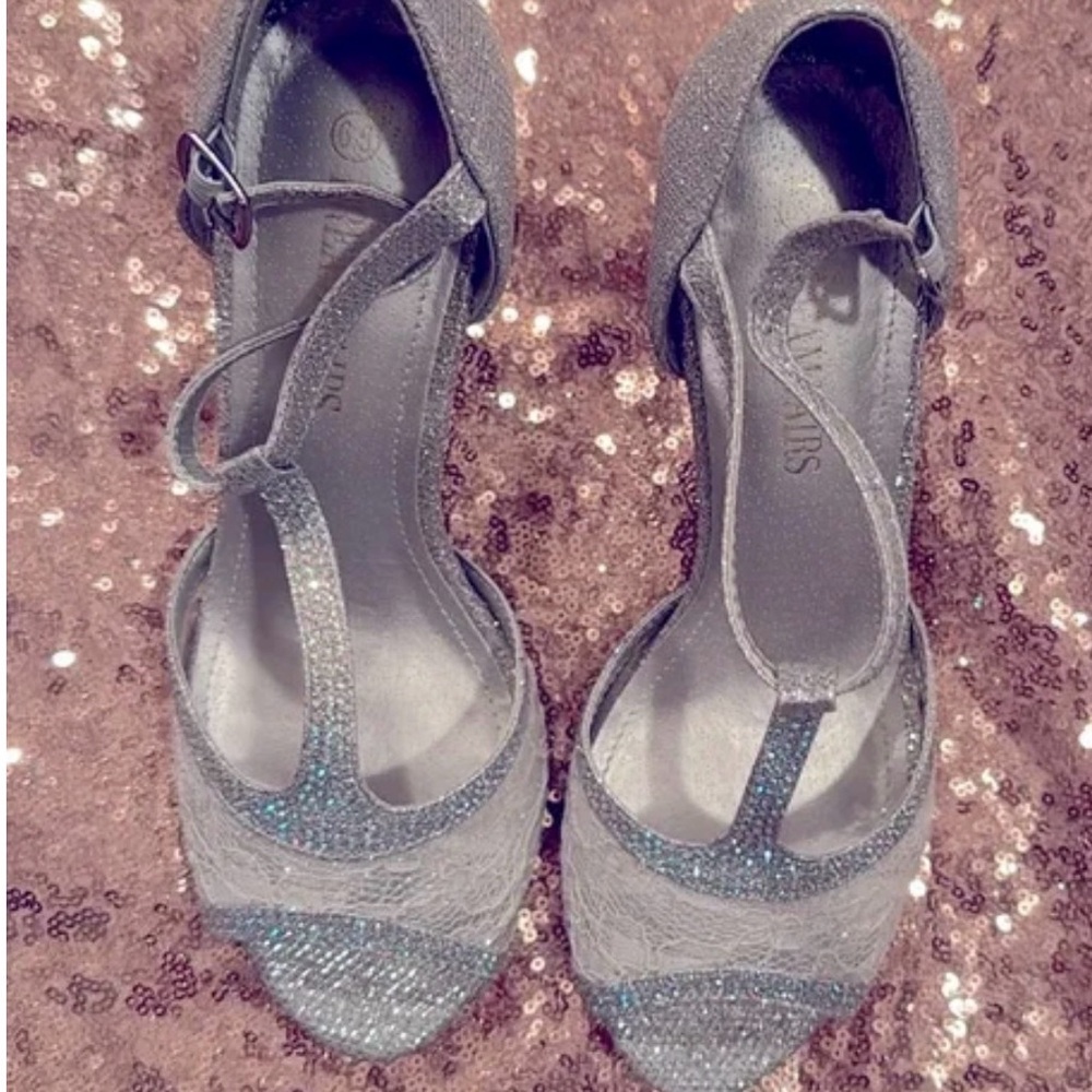 BRAND NEW Dream Pairs Glittery Silver Lace Heels - Picture 4 of 7